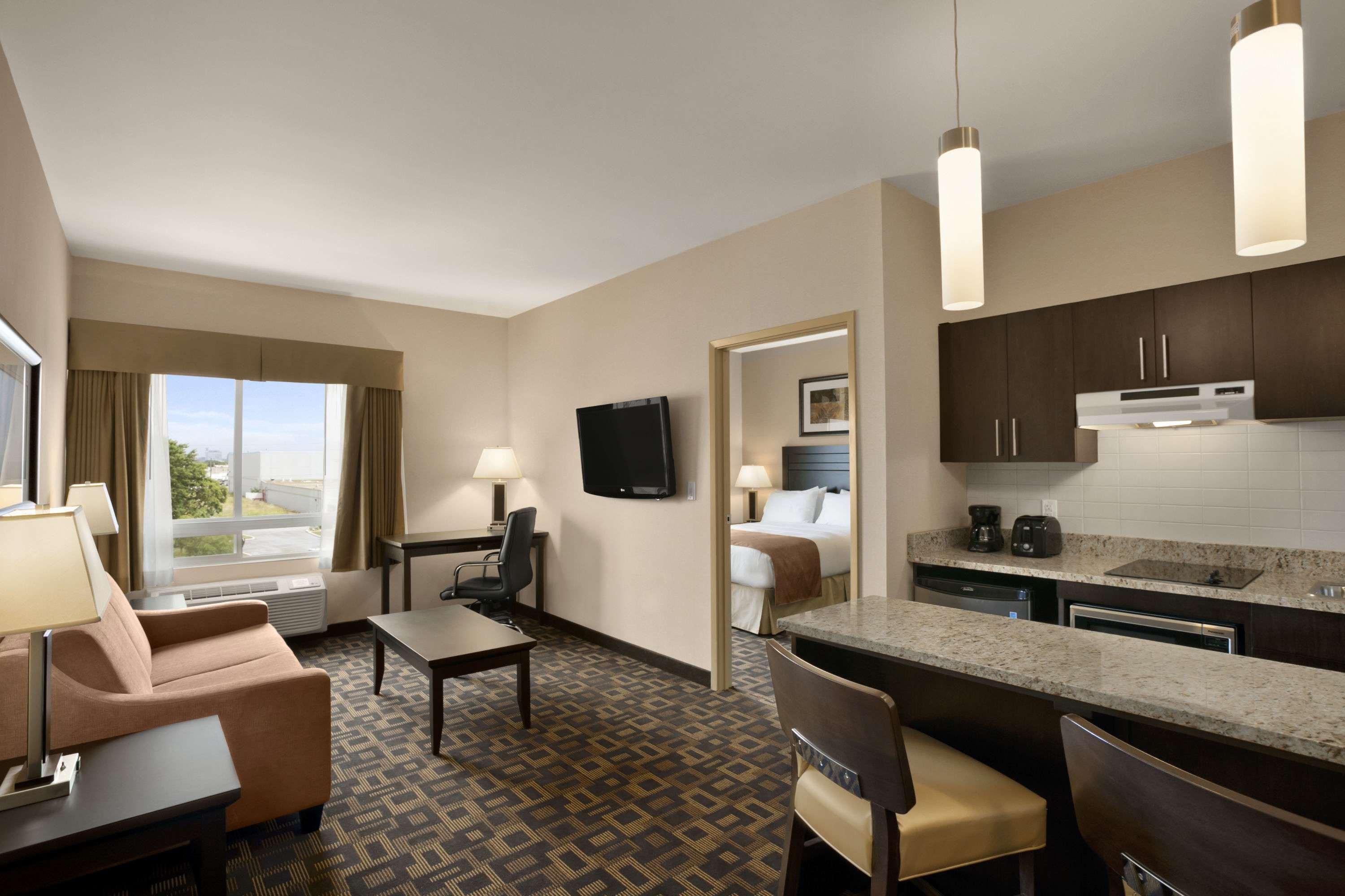 Days Inn & Suites By Wyndham Winnipeg Airport Manitoba Εξωτερικό φωτογραφία