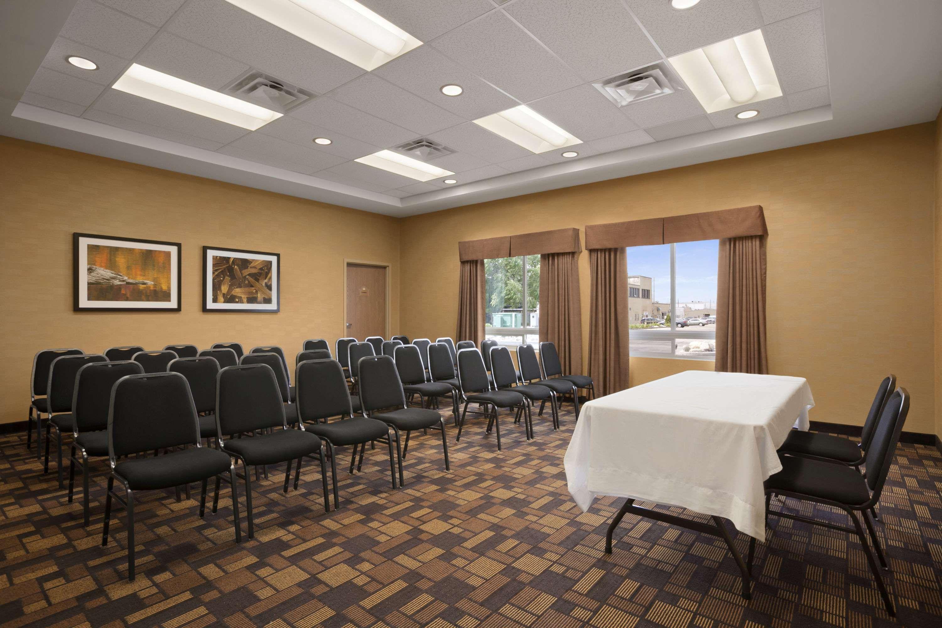 Days Inn & Suites By Wyndham Winnipeg Airport Manitoba Εξωτερικό φωτογραφία