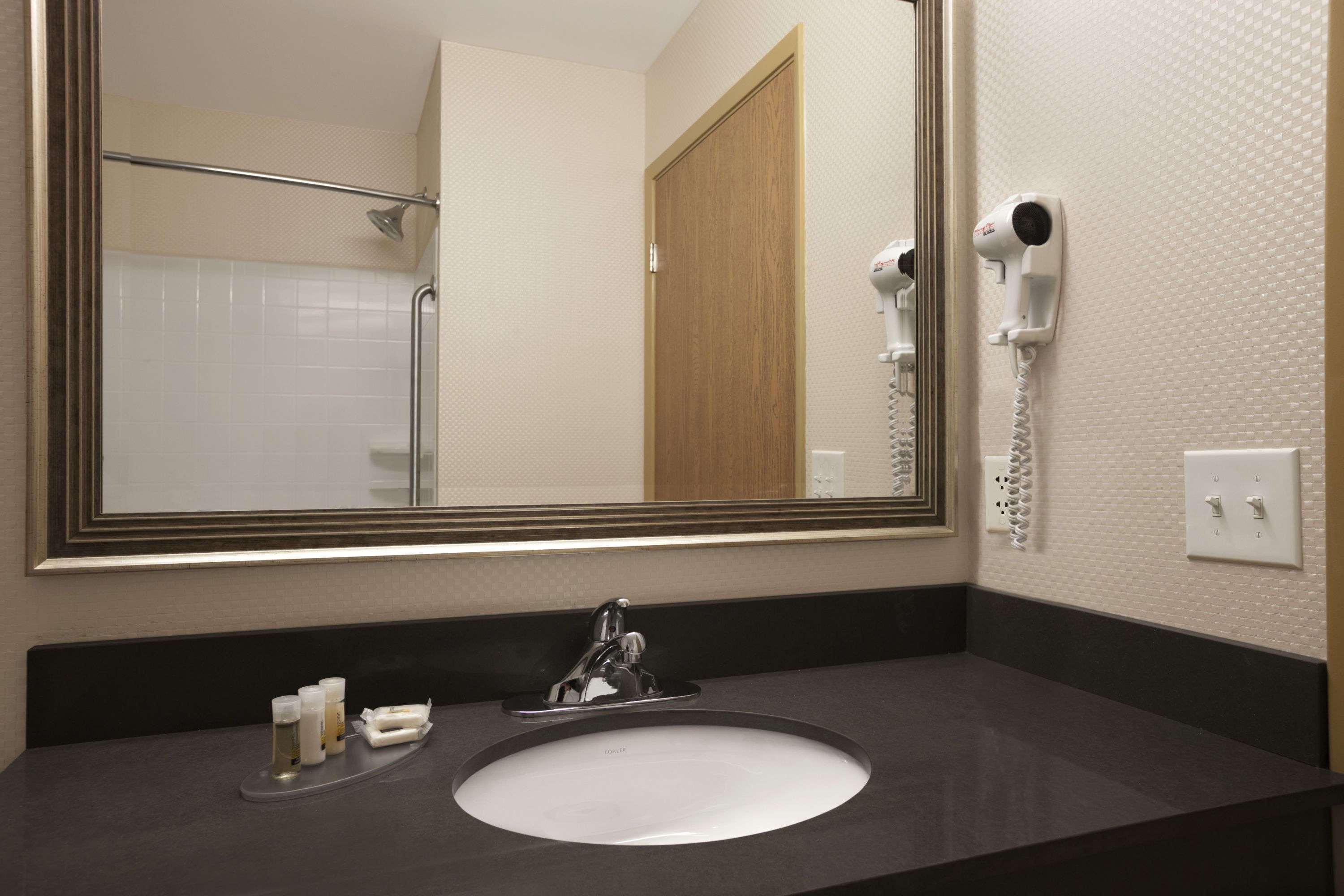 Days Inn & Suites By Wyndham Winnipeg Airport Manitoba Εξωτερικό φωτογραφία