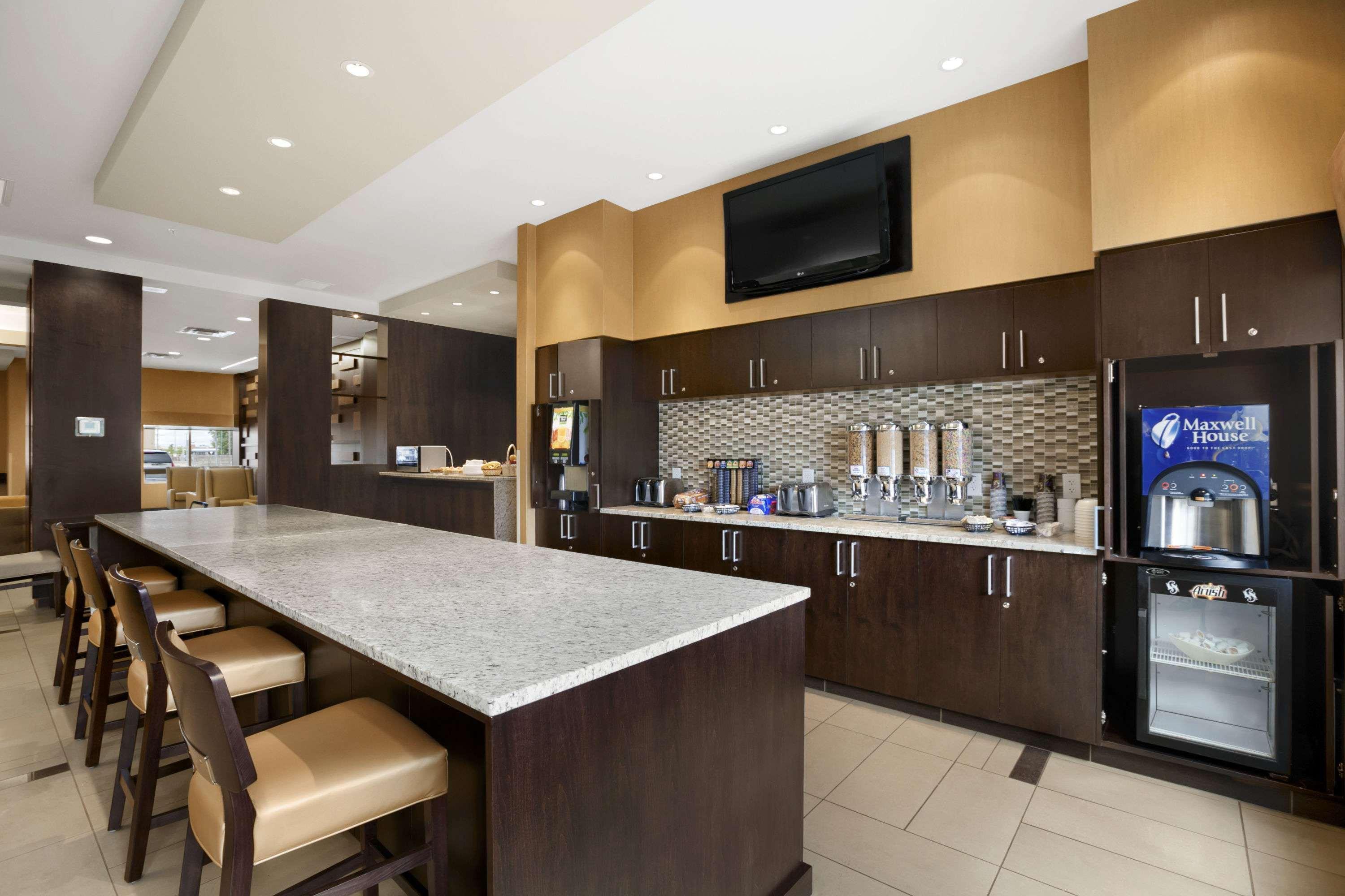 Days Inn & Suites By Wyndham Winnipeg Airport Manitoba Εξωτερικό φωτογραφία