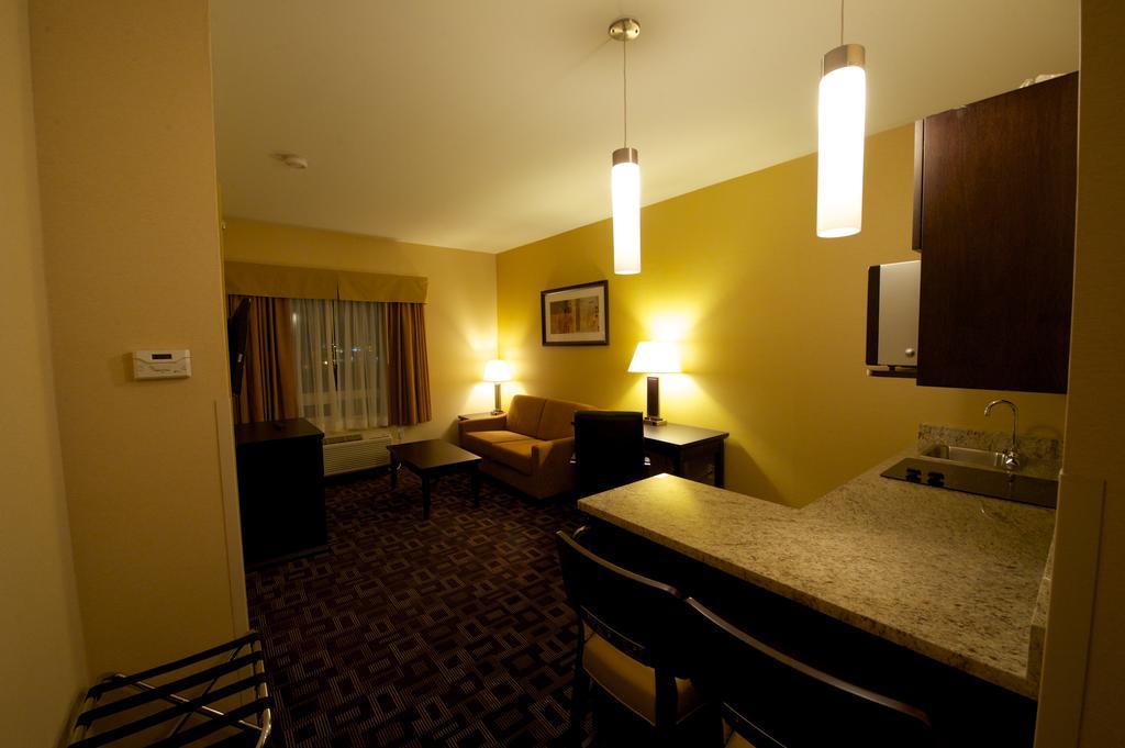 Days Inn & Suites By Wyndham Winnipeg Airport Manitoba Εξωτερικό φωτογραφία