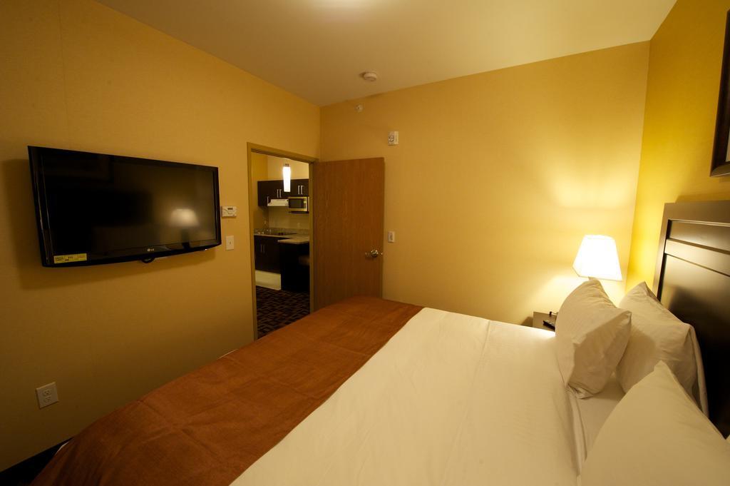 Days Inn & Suites By Wyndham Winnipeg Airport Manitoba Εξωτερικό φωτογραφία