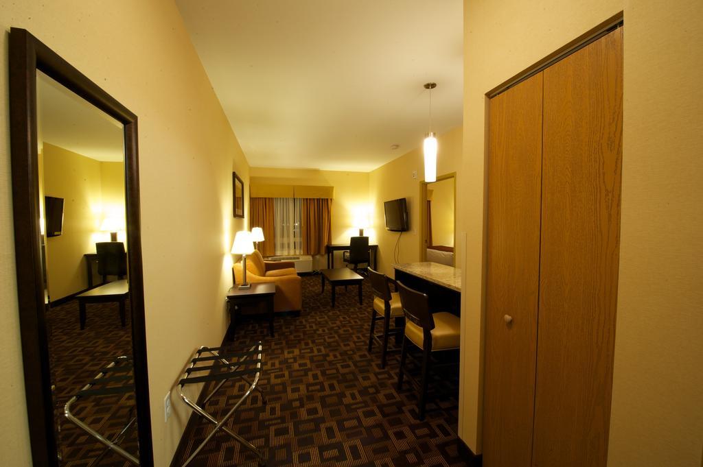 Days Inn & Suites By Wyndham Winnipeg Airport Manitoba Εξωτερικό φωτογραφία